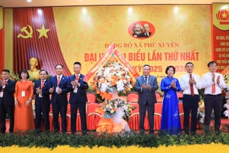 Lãnh đạo Thành ủy Hà Nội tặng hoa chúc mừng Đại hội Đảng bộ xã Phú Xuyên.