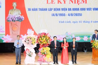 Phó Bí thư Tỉnh ủy, Chủ tịch Hội đồng nhân dân tỉnh Nguyễn Đăng Quang tặng hoa chúc mừng tập thể cán bộ, nhân viên Bệnh viện đa khoa khu vực Vĩnh Linh.