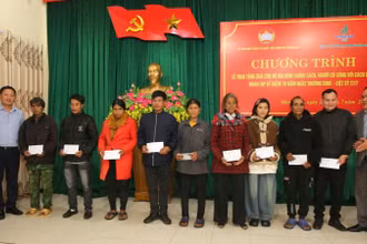 Chủ tịch HĐQT BSR Bùi Ngọc Dương (ngoài cùng bên trái) trao quà tri ân cho các thương bệnh binh, gia đình chính sách tại xã Măng Đen.