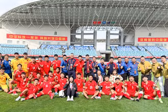 Niềm vui của thầy trò huấn luyện viên Cristiano Roland sau cuộc lội ngược dòng thắng 2-1 U16 Saudi Arabia. (Ảnh: VFF)