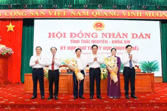 Các đồng chí Thường trực Tỉnh ủy tặng hoa chúc mừng đồng chí Bùi Văn Lương và đồng chí Hoàng Thu Trang.