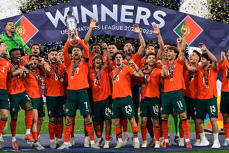 Ronaldo cùng các đồng đội nâng cao chiếc cúp vô địch. (Ảnh: UEFA)