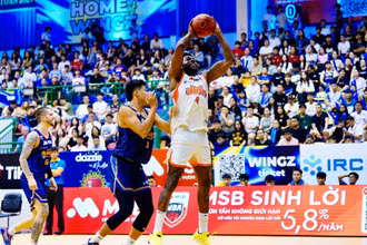Karachi Edo càn quét khu vực cận rổ City Wings. (Ảnh: VBA)