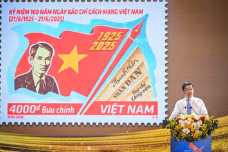 Đồng chí Bùi Hoàng Phương, Thứ trưởng Khoa học và Công nghệ giới thiệu về bộ tem. (Ảnh: THÀNH ĐẠT)