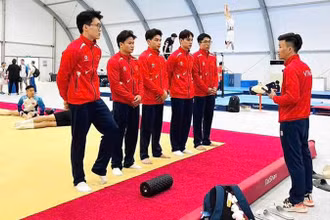 Đội tuyển thể dục dụng cụ Việt Nam trong buổi tập làm quen với sàn đấu nơi diễn ra giải thể dục dụng cụ vô địch châu Á 2025. (Ảnh: MS)