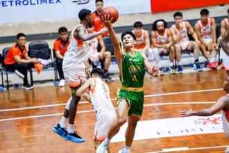 Dương Đức Trí tự tin đột phá vào khu vực cận rổ Danang Dragons. (Ảnh: VBA)