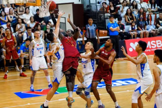 Davon Dillard vượt qua vòng vây City Wings để lên rổ. (Ảnh: VBA)