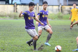 U21 Hà Nội thi đấu dưới thời tiết mưa. (Ảnh: VFF)