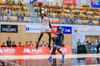 Timothy Simmons hoàn tất pha lên rổ phản công ghi điểm cho Danang Dragons. (Ảnh: VBA)
