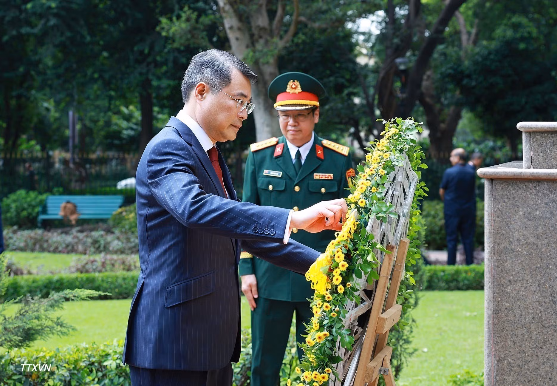 vna-potal-thu-tuong-dang-hoa-tai-tuong-chu-tich-ho-chi-minh-o-new-delhi-1072.jpg