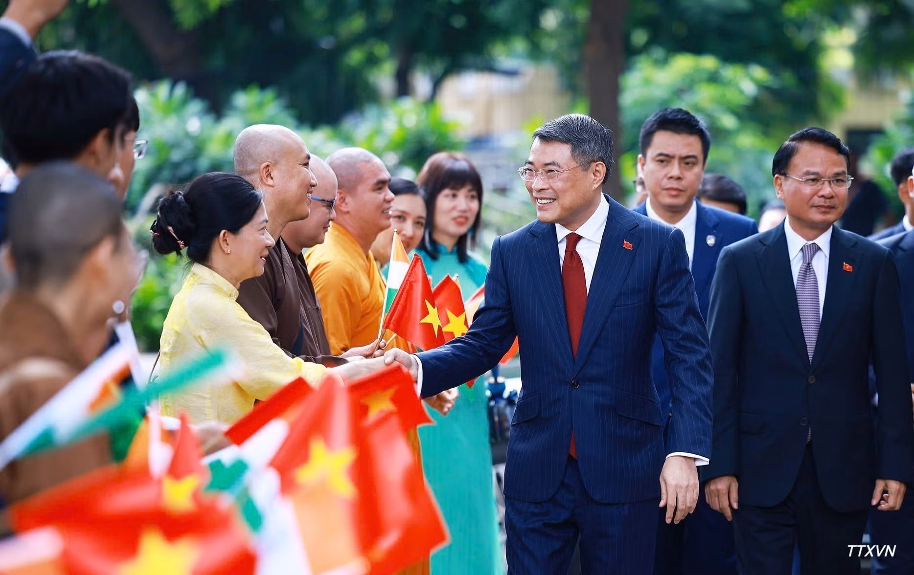 vna-potal-thu-tuong-dang-hoa-tai-tuong-chu-tich-ho-chi-minh-o-new-delhi-5838.jpg