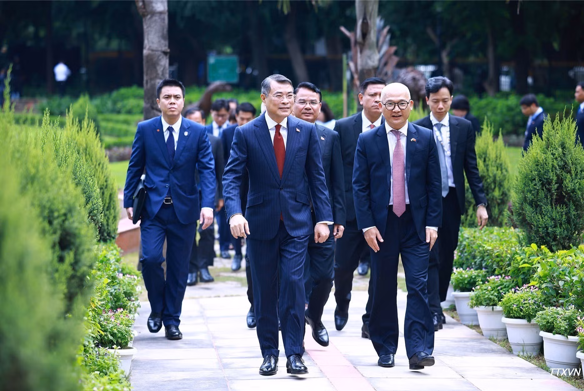 vna-potal-thu-tuong-dang-hoa-tai-tuong-chu-tich-ho-chi-minh-o-new-delhi-9020564.jpg