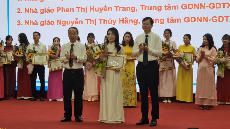 Trao giải cho giáo viên đạt thành tích cao tại hội thi năm học 2025-2026.