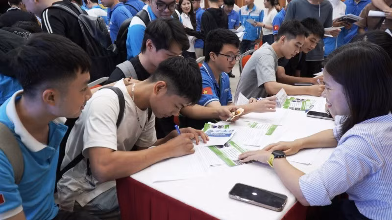 Sinh viên trao đổi với doanh nghiệp về yêu cầu kỹ năng và cơ hội việc làm sau tốt nghiệp.