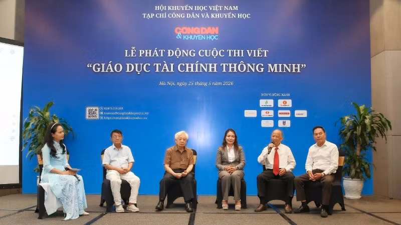 Các diễn giả khách mời đã có những chia sẻ rất hữu ích về giáo dục tài chính thông minh tại buổi lễ.