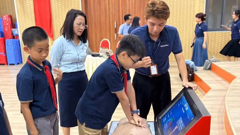 Học sinh trường Tiểu học và trung học cơ sở Đoàn Thị Điểm tham gia giờ học kỹ năng sơ cấp cứu. 