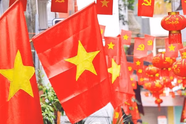 Sắc màu cờ hoa chào mừng ngày Quốc khánh 2/9 trên nhiều khu dân cư tại Hà Nội (Ảnh THẾ ĐẠI)