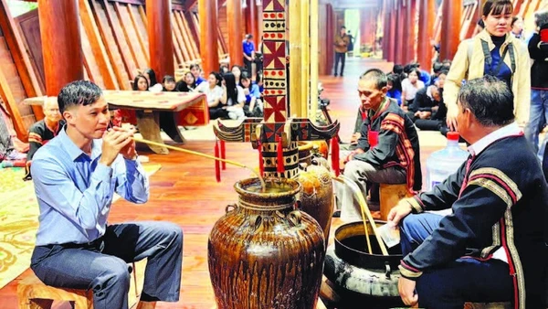 1. Du khách trải nghiệm văn hóa rượu cần của người Ê Đê.