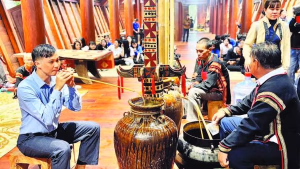 1. Du khách trải nghiệm văn hóa rượu cần của người Ê Đê.