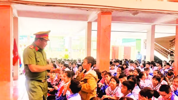 Một em nhỏ đặt câu hỏi về tình huống giao thông, thể hiện sự quan tâm đến an toàn khi đi trên đường phố.