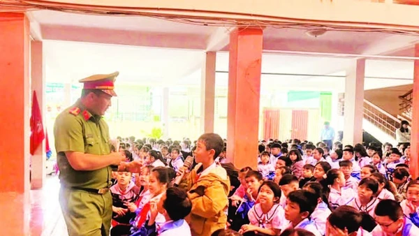 Một em nhỏ đặt câu hỏi về tình huống giao thông, thể hiện sự quan tâm đến an toàn khi đi trên đường phố.