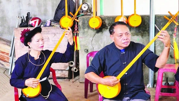 Đảng viên Nông Công Ngoạt và các thành viên trong câu lạc bộ thực hành đàn tính hát then trên những cây đàn do chính họ chế tác.