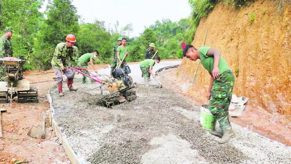 Cán bộ, chiến sĩ Trung đoàn 12, Sư đoàn 3, Quân khu 1 hỗ trợ đổ bê-tông con đường Cao Minh-Lũng Mắt.