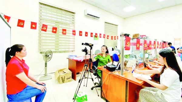 Công an tỉnh Tuyên Quang làm căn cước và tài khoản định danh điện tử cho công dân.