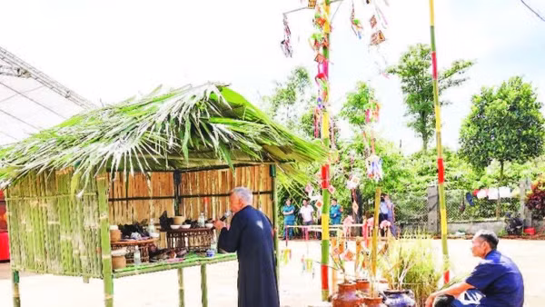 Thầy cúng thực hiện nghi lễ cúng truyền thống.