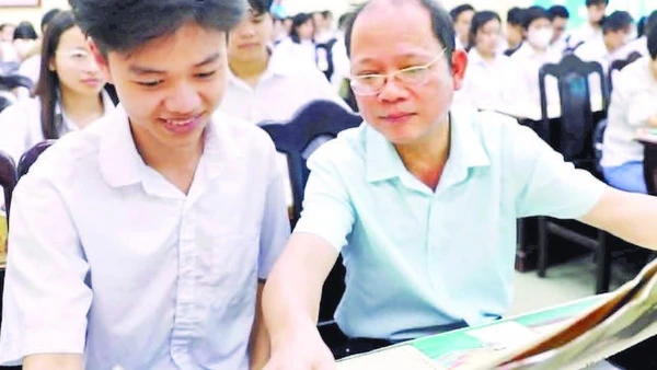 Thầy và trò Trường trung học phổ thông chuyên Thái Bình (tỉnh Hưng Yên) trong giờ sinh hoạt ngoại khóa.