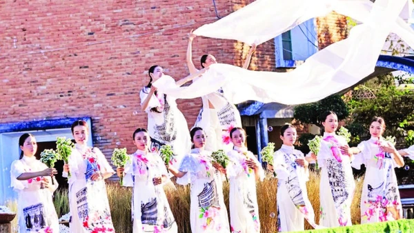 Nhiều chương trình biểu diễn thời trang và âm nhạc được tổ chức tại Lâm Đồng thu hút người xem.