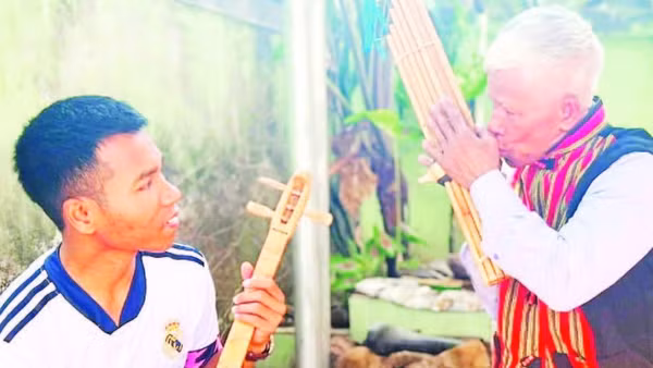 Ông Hảo (phải) tích cực truyền dạy cho thế hệ trẻ cách sử dụng nhạc cụ truyền thống.