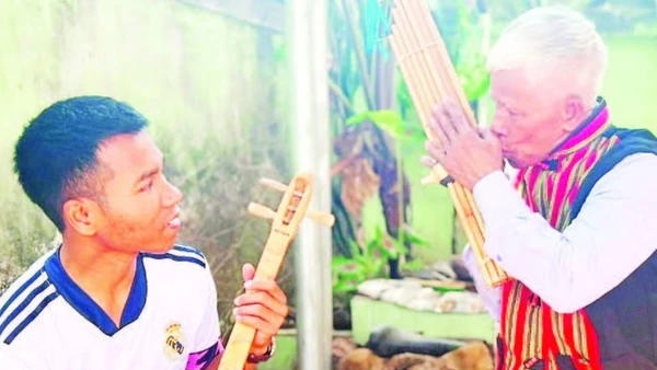 Ông Hảo (phải) tích cực truyền dạy cho thế hệ trẻ cách sử dụng nhạc cụ truyền thống.