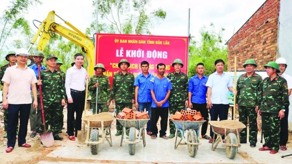 Ủy ban nhân dân tỉnh Đắk Lắk tổ chức lễ khởi động “Chiến dịch Quang Trung” thần tốc xây dựng, sửa chữa nhà cho đồng bào bị bão, lũ.