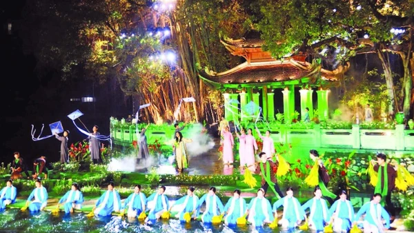 Trình diễn vẻ đẹp của áo dài tại không gian hồ Văn (Di tích Văn Miếu - Quốc Tử Giám).