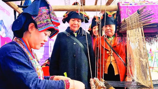 Nhiều phụ nữ trong bản Na Sang, xã Núa Ngam có thêm nguồn thu bằng các sản phẩm thổ cẩm được dệt thủ công.