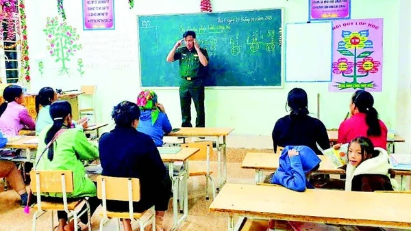 Lớp xóa mù chữ cho phụ nữ H'Mông ở bản Piêng Vai, xã Mỹ Lý có 11 học viên, duy trì đều đặn bốn buổi/tuần.