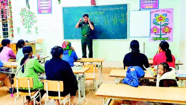 Lớp xóa mù chữ cho phụ nữ H'Mông ở bản Piêng Vai, xã Mỹ Lý có 11 học viên, duy trì đều đặn bốn buổi/tuần.