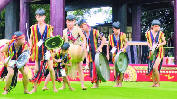 Thế hệ trẻ dân tộc Brâu với điệu chiêng Bơm pa rar.