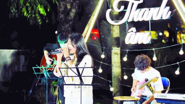 Các bạn trẻ giao lưu, thể hiện tài năng âm nhạc tại Liên hoan "Thanh âm- Thanh xuân" năm 2025.