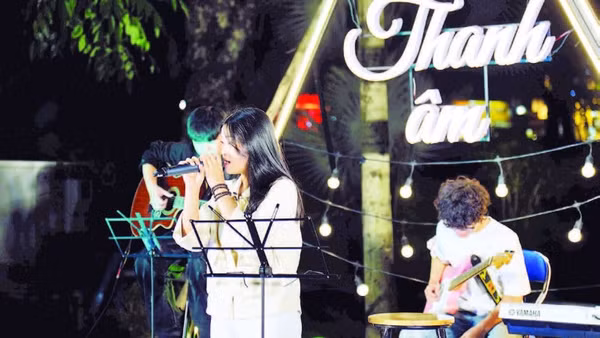 Các bạn trẻ giao lưu, thể hiện tài năng âm nhạc tại Liên hoan "Thanh âm- Thanh xuân" năm 2025.