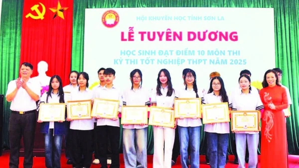 Hội Khuyến học tỉnh Sơn La trao giấy khen tặng các học sinh tiêu biểu. (Ảnh HOÀNG GIANG)
