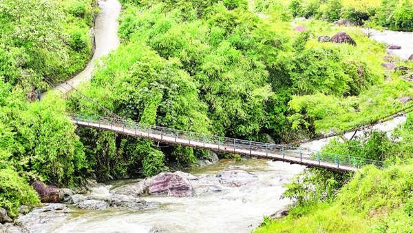 Cầu treo nối trung tâm xã Ngọc Linh đến khu sản xuất ở làng Kon Tua.