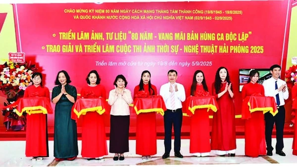 Các đại biểu cắt băng khai mạc triển lãm