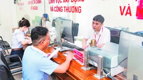 Người dân làm thủ tục tại Trung tâm hành chính công phường Phủ Lý, tỉnh Ninh Bình.