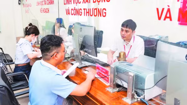 Người dân làm thủ tục tại Trung tâm hành chính công phường Phủ Lý, tỉnh Ninh Bình.