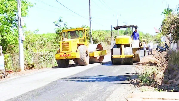 Xây dựng nông thôn mới ở xã Ia Dom. (Ảnh HÀ DUY)