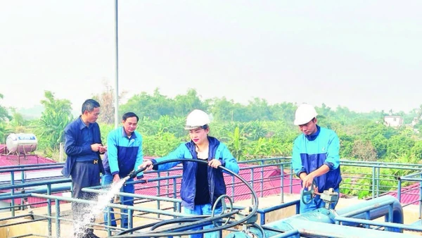 Công nhân Nhà máy nước sạch Tiền Tiến kiểm tra hệ thống bể lọc.