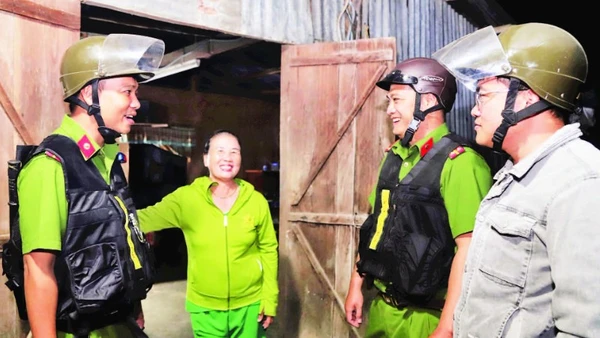 Lực lượng công an đến từng hộ dân tuyên truyền, hướng dẫn cách tự bảo vệ tài sản và phòng ngừa tội phạm mùa thu hoạch cà-phê.
