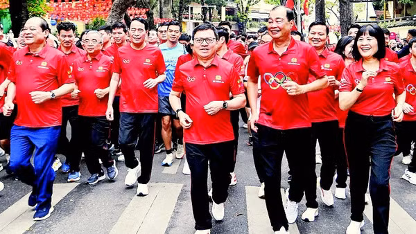 1- Các đại biểu và nhân dân Thủ đô hào hứng tham gia Ngày chạy Olympic trong không khí trong lành, mát mẻ sáng Chủ nhật.